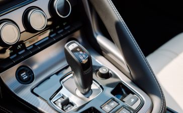 Waarom is automaat rijles in Amsterdam interessant? Ontdek de voordelen en lees tips voor het kiezen van een rijschool.