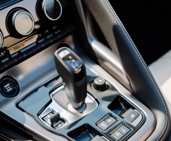 Waarom is automaat rijles in Amsterdam interessant? Ontdek de voordelen en lees tips voor het kiezen van een rijschool.