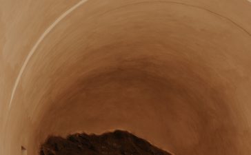 Ontdek wanneer het ophogen van een kruipruimte nodig is, welke methoden er zijn en waarom zuig- en blaastechniek vaak de snelste en efficiëntste oplossing vormen.