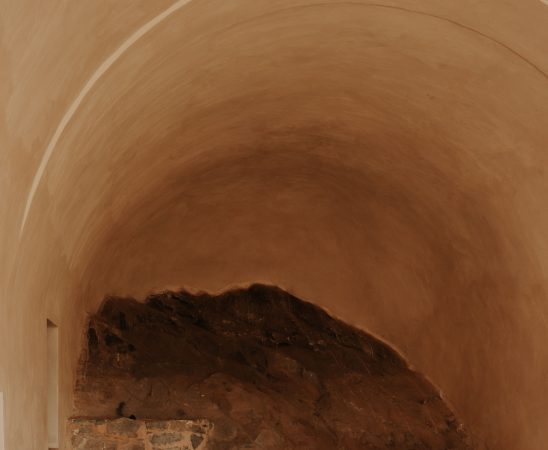 Ontdek wanneer het ophogen van een kruipruimte nodig is, welke methoden er zijn en waarom zuig- en blaastechniek vaak de snelste en efficiëntste oplossing vormen.